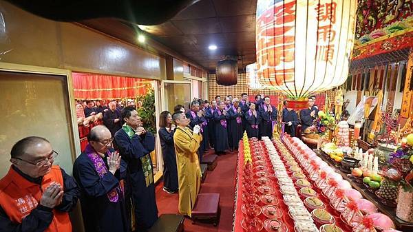 淡水行天武聖宮柯文哲/郭台銘在問媽祖、關公的意見新北市板橋慈