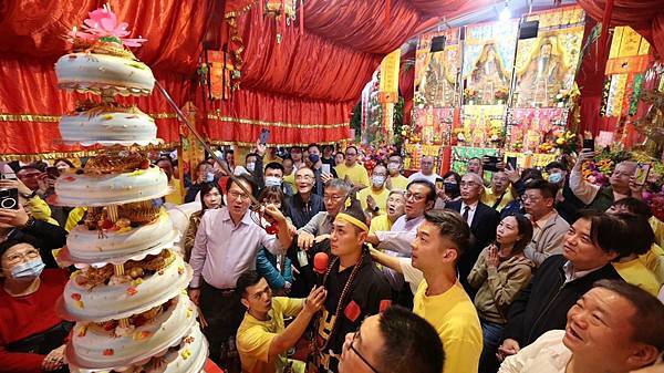 淡水行天武聖宮柯文哲/郭台銘在問媽祖、關公的意見新北市板橋慈