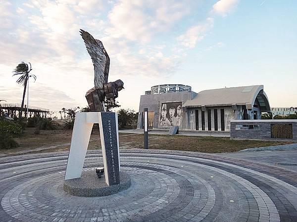 高雄市戰爭與和平紀念公園主題館與「飛鄉」紀念碑