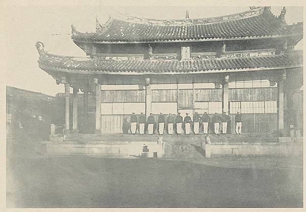 法國駐日武官皮摩丹少校在其1900年出版的回憶錄《遠東紀行，