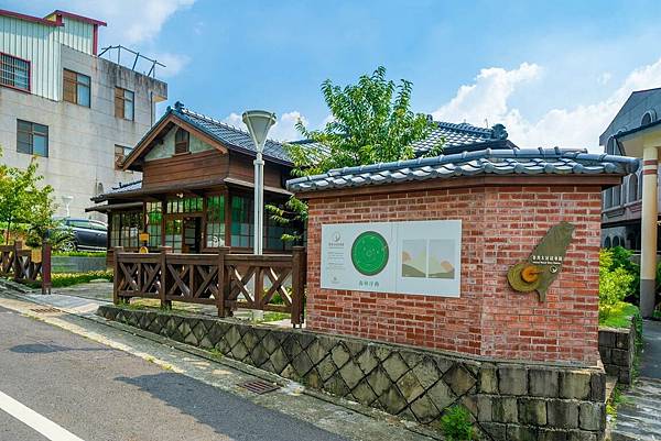 臺灣木材故事館房舍為傳統日式木造建築，外觀留有雨淋板、格子窗、屋瓦等，室內建材以檜木為主。