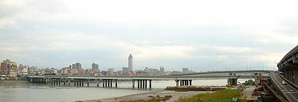 台北大橋，俗稱台北橋，是位於台灣北部淡水河之上的橋梁，連結台