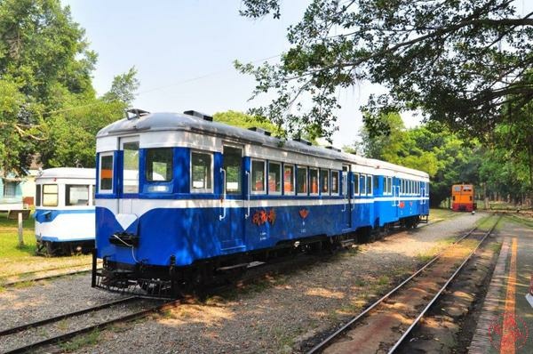 在烏樹林園區的「成功號」是與勝利號同型的汽油客車-s (1)