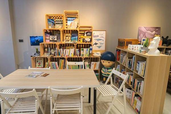 賴世若-銅鑼鄉首間獨立書店，取名「微光書旅」書店+民宿-為客