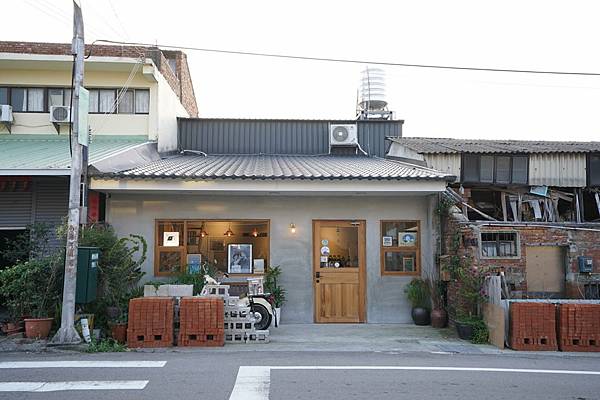 賴世若-銅鑼鄉首間獨立書店，取名「微光書旅」書店+民宿-為客