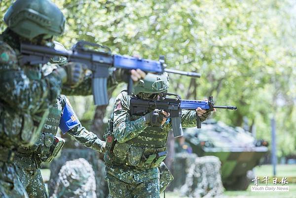 「近接戰鬥」「限制空間訓練,役男們在三角錐、帳篷與門窗組合而