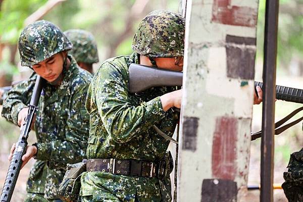 「近接戰鬥」「限制空間訓練,役男們在三角錐、帳篷與門窗組合而