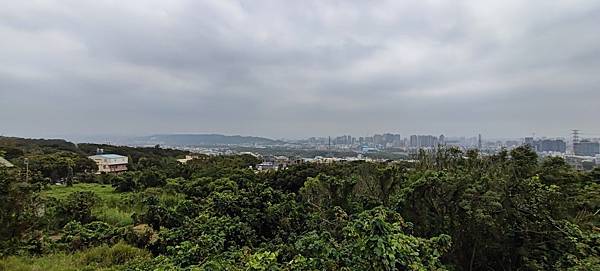 湖口工業區到新埔的新湖路上 觀景臺一座對面是仰德墓園 湖口工業區到新埔的新湖路上 觀景臺一座對面是仰德墓園