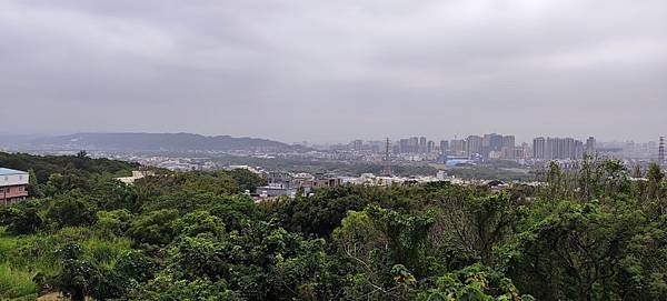 湖口工業區到新埔的新湖路上 觀景臺一座對面是仰德墓園 湖口工業區到新埔的新湖路上 觀景臺一座對面是仰德墓園