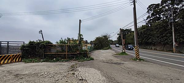 湖口工業區到新埔的新湖路上 觀景臺一座對面是仰德墓園 湖口工業區到新埔的新湖路上 觀景臺一座對面是仰德墓園