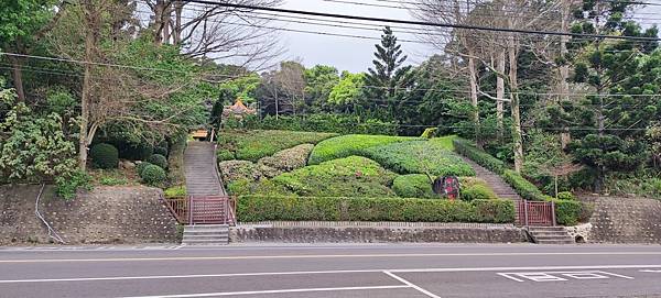 湖口工業區到新埔的新湖路上 觀景臺一座對面是仰德墓園 湖口工業區到新埔的新湖路上 觀景臺一座對面是仰德墓園