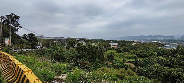 湖口工業區到新埔的新湖路上 觀景臺一座對面是仰德墓園 湖口工業區到新埔的新湖路上 觀景臺一座對面是仰德墓園