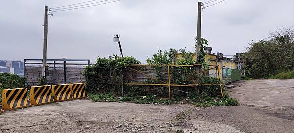 湖口工業區到新埔的新湖路上 觀景臺一座對面是仰德墓園 湖口工業區到新埔的新湖路上 觀景臺一座對面是仰德墓園