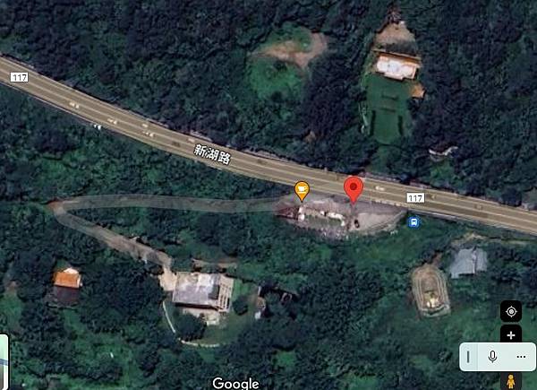 湖口工業區到新埔的新湖路上 觀景臺一座對面是仰德墓園 湖口工業區到新埔的新湖路上 觀景臺一座對面是仰德墓園