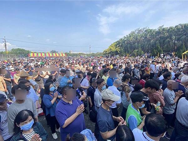 清明掃墓 客家庄數千人同拜祭掃來台祖備牲禮、請八音與禮生，最