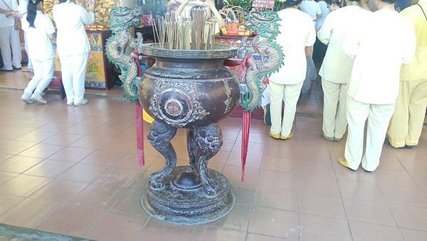 閩南人和客家人對「天公信仰」祭拜方式,發現客家民間以「天公爐 閩南人和客家人對「天公信仰」祭拜方式,發現客家民間以「天公爐