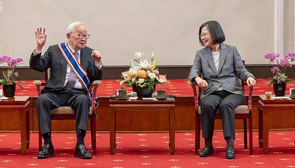 勳章/綬帶,由右肩斜至左脅佩戴的是授於平民的勳章,相反,由左 勳章/綬帶,由右肩斜至左脅佩戴的是授於平民的勳章,相反,由左