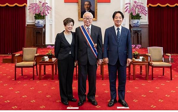 勳章/綬帶,由右肩斜至左脅佩戴的是授於平民的勳章,相反,由左 勳章/綬帶,由右肩斜至左脅佩戴的是授於平民的勳章,相反,由左