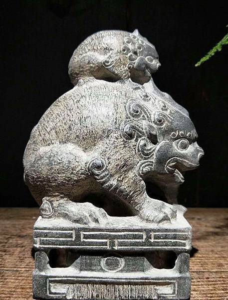 石雕吸水獸有兩個意義:一、為吉祥之瑞獸;二、為仁慈之瑞獸。瑞 石雕吸水獸有兩個意義:一、為吉祥之瑞獸;二、為仁慈之瑞獸。瑞