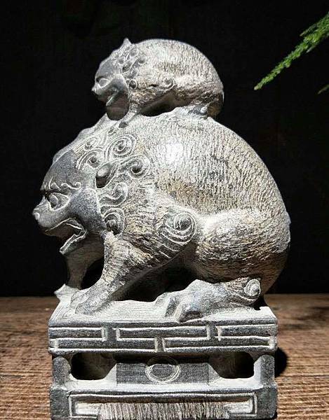 石雕吸水獸有兩個意義:一、為吉祥之瑞獸;二、為仁慈之瑞獸。瑞 石雕吸水獸有兩個意義:一、為吉祥之瑞獸;二、為仁慈之瑞獸。瑞