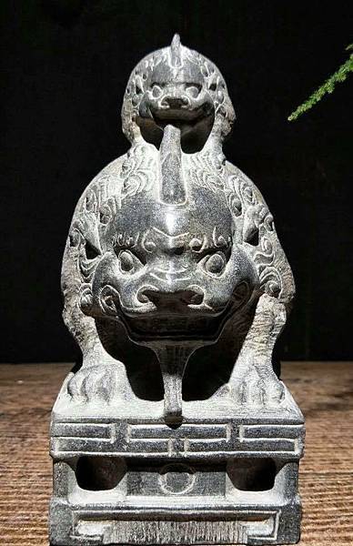 石雕吸水獸有兩個意義:一、為吉祥之瑞獸;二、為仁慈之瑞獸。瑞 石雕吸水獸有兩個意義:一、為吉祥之瑞獸;二、為仁慈之瑞獸。瑞