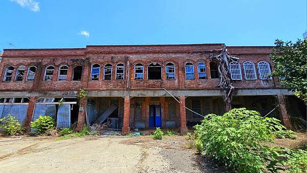 枋寮趙氏洋樓構造上以紅磚為主「德星堂」一進門廳面寬七開間，正