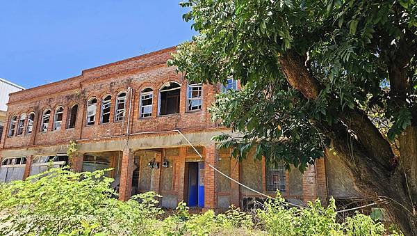 枋寮趙氏洋樓構造上以紅磚為主「德星堂」一進門廳面寬七開間，正