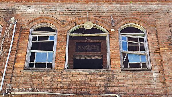 枋寮趙氏洋樓構造上以紅磚為主「德星堂」一進門廳面寬七開間，正