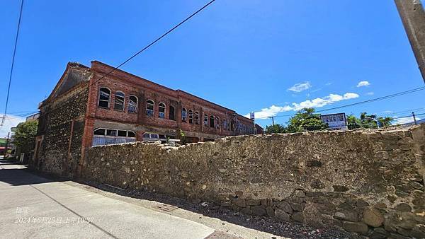 枋寮趙氏洋樓構造上以紅磚為主「德星堂」一進門廳面寬七開間，正