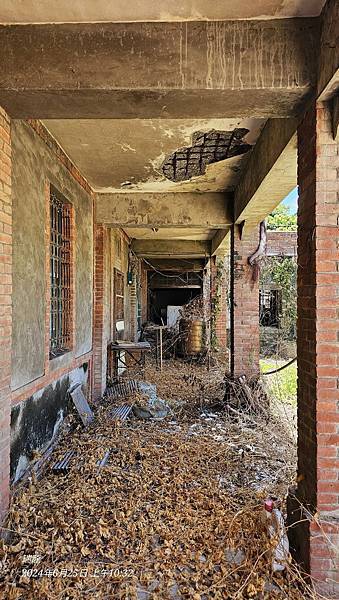 枋寮趙氏洋樓構造上以紅磚為主「德星堂」一進門廳面寬七開間，正