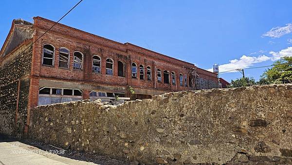 枋寮趙氏洋樓構造上以紅磚為主「德星堂」一進門廳面寬七開間，正