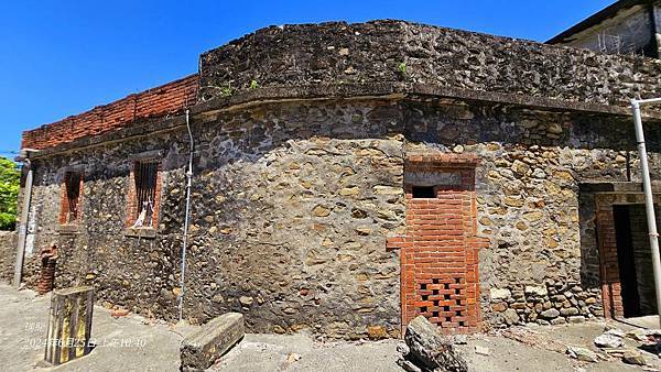 枋寮趙氏洋樓構造上以紅磚為主「德星堂」一進門廳面寬七開間，正