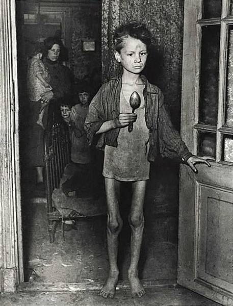 1944年荷蘭，男孩因為饑餓隨身帶著一把勺子-照片是阿姆斯特