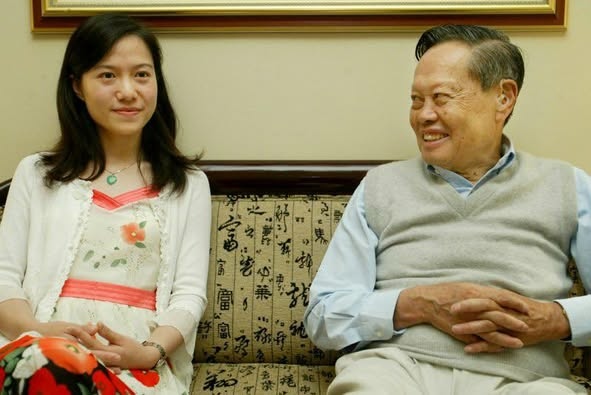 諾貝爾物理獎得主楊振寧和相差54歲妻子翁帆結婚超過10年，當