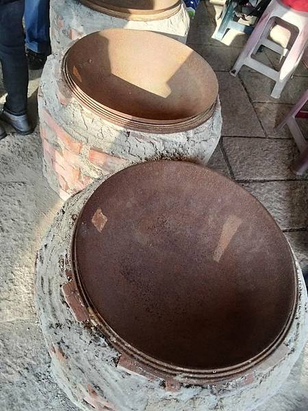 糖灶(孔明鼎)有糖鄉之稱的頂廍里,榨甘蔗用的石硨和煮糖用的孔 糖灶(孔明鼎)有糖鄉之稱的頂廍里,榨甘蔗用的石硨和煮糖用的孔