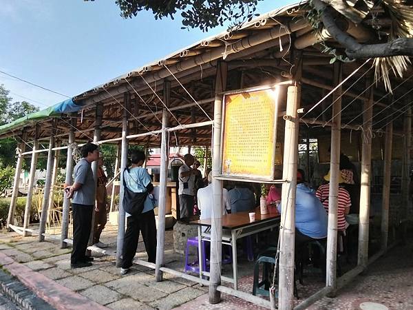 糖灶(孔明鼎)有糖鄉之稱的頂廍里,榨甘蔗用的石硨和煮糖用的孔 糖灶(孔明鼎)有糖鄉之稱的頂廍里,榨甘蔗用的石硨和煮糖用的孔