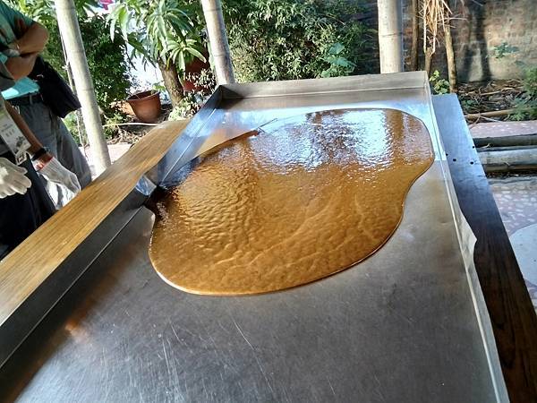 糖灶(孔明鼎)有糖鄉之稱的頂廍里,榨甘蔗用的石硨和煮糖用的孔 糖灶(孔明鼎)有糖鄉之稱的頂廍里,榨甘蔗用的石硨和煮糖用的孔