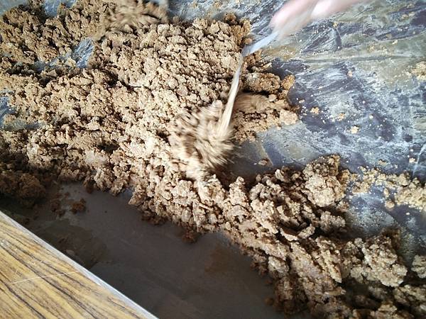 糖灶(孔明鼎)有糖鄉之稱的頂廍里,榨甘蔗用的石硨和煮糖用的孔 糖灶(孔明鼎)有糖鄉之稱的頂廍里,榨甘蔗用的石硨和煮糖用的孔