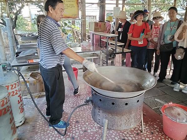 糖灶(孔明鼎)有糖鄉之稱的頂廍里,榨甘蔗用的石硨和煮糖用的孔 糖灶(孔明鼎)有糖鄉之稱的頂廍里,榨甘蔗用的石硨和煮糖用的孔