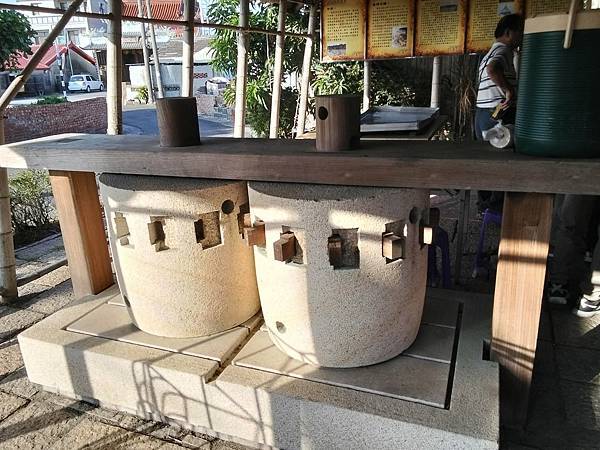 糖灶(孔明鼎)有糖鄉之稱的頂廍里,榨甘蔗用的石硨和煮糖用的孔 糖灶(孔明鼎)有糖鄉之稱的頂廍里,榨甘蔗用的石硨和煮糖用的孔