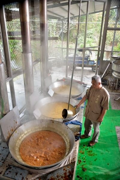 糖灶(孔明鼎)有糖鄉之稱的頂廍里,榨甘蔗用的石硨和煮糖用的孔 糖灶(孔明鼎)有糖鄉之稱的頂廍里,榨甘蔗用的石硨和煮糖用的孔