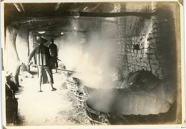 糖灶(孔明鼎)有糖鄉之稱的頂廍里,榨甘蔗用的石硨和煮糖用的孔 糖灶(孔明鼎)有糖鄉之稱的頂廍里,榨甘蔗用的石硨和煮糖用的孔