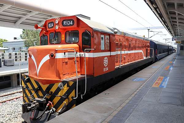 鐵道之旅 南迴鐵路藍皮普快列車 有解憂列車美名 全台僅存無空調藍皮普快列車 一天一班來回枋寮台東 貪吃媽媽liz帶著勛勛玩世界