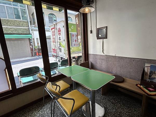 【台南中西區】吃貨製造所 Roar Factory～復古可愛的麵包‧早午餐‧甜點店。