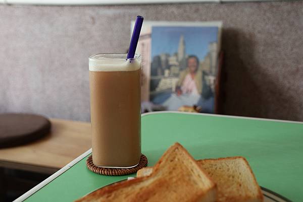 【台南中西區】吃貨製造所 Roar Factory～復古可愛的麵包‧早午餐‧甜點店。