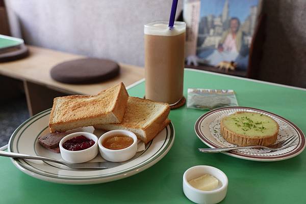 【台南中西區】吃貨製造所 Roar Factory～復古可愛的麵包‧早午餐‧甜點店。