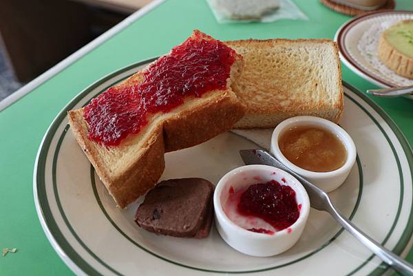 【台南中西區】吃貨製造所 Roar Factory～復古可愛的麵包‧早午餐‧甜點店。