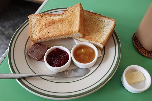 【台南中西區】吃貨製造所 Roar Factory～復古可愛的麵包‧早午餐‧甜點店。