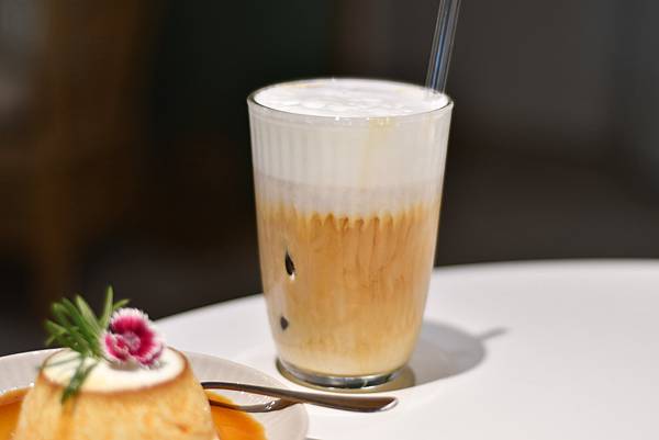 【台南中西區】本植咖啡～森林系花藝咖啡店，是女孩們的秘密花園