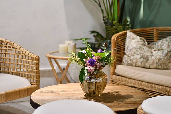 【台南中西區】本植咖啡～森林系花藝咖啡店，是女孩們的秘密花園